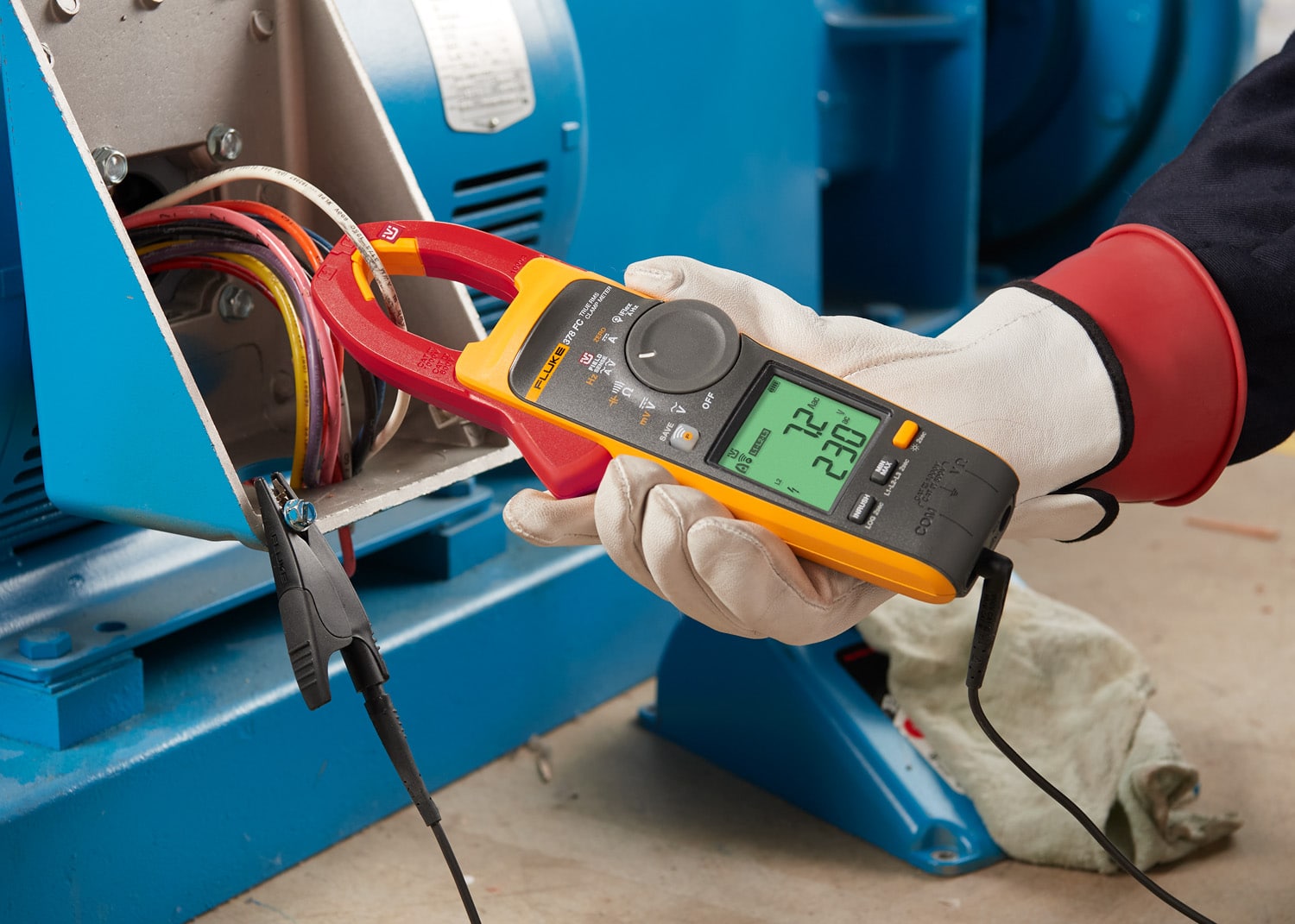 How to Measure Current with a Clamp Meter